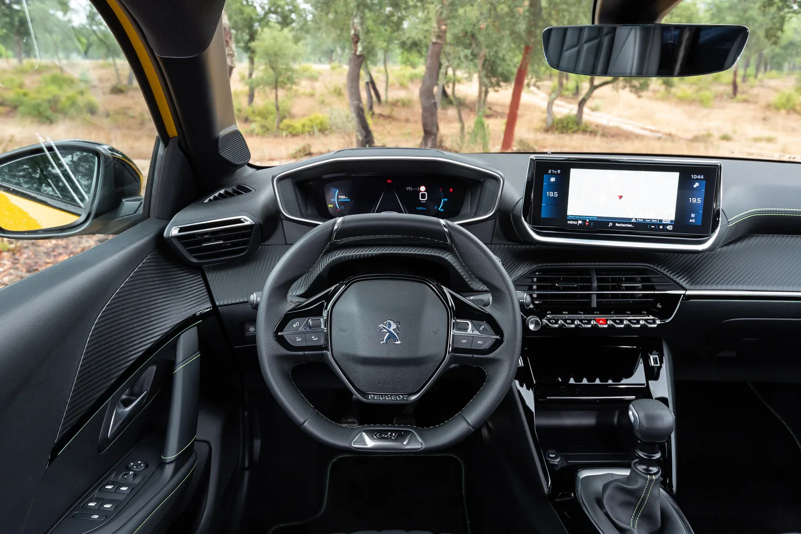 Poste de conduite d'une Peugeot 208 à boîte manuelle