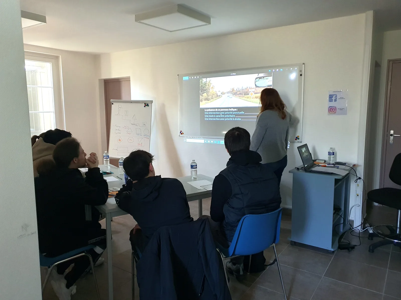 Cours de code de la route dans la salle de l'auto-école Premium IS